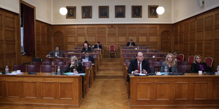 Νέα Αριστερά: Το Μαξίμου «ρίχνει μαύρο» στην Βουλή καταργώντας την ζωντανή τηλεοπτική μετάδοση των εξεταστικών