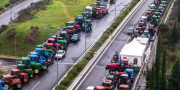 Νέα Αριστερά: Ο Μητσοτάκης απειλεί τους αγρότες κρατώντας ομήρους τους εκδρομείς