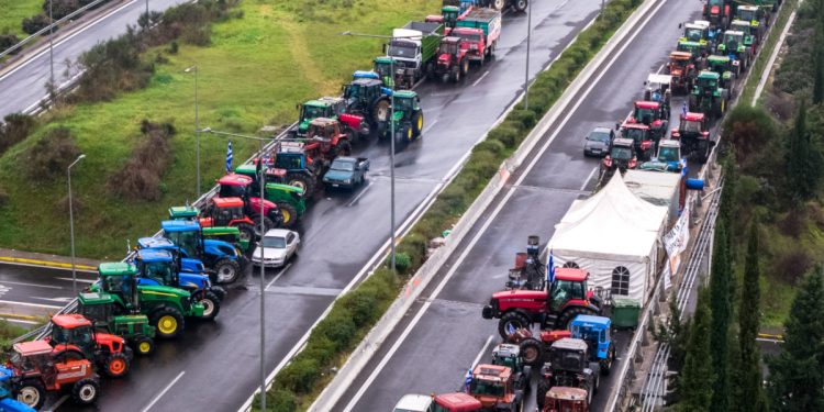 Νέα Αριστερά: Ο Μητσοτάκης απειλεί τους αγρότες κρατώντας ομήρους τους εκδρομείς
