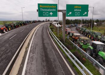 Οι αγρότες παραμένουν στα μπλόκα – «Απέτυχε κάθε προσπάθεια κοινωνικού αυτοματισμού» αναφέρουν