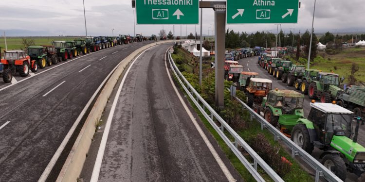 Οι αγρότες παραμένουν στα μπλόκα – «Απέτυχε κάθε προσπάθεια κοινωνικού αυτοματισμού» αναφέρουν
