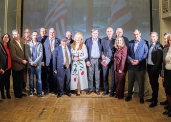 Ο Δήμαρχος Πειραιά Γιάννης Μώραλης στην παρουσίαση του βιβλίου «ΟΛΥΜΠΙΑΚΟΣ – Μια ζωή Θρύλος» στο Δημοτικό Θέατρο Πειραιά