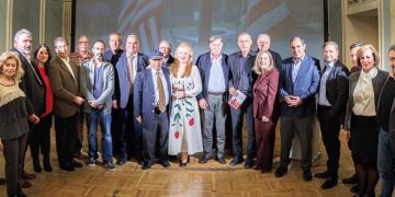 Ο Δήμαρχος Πειραιά Γιάννης Μώραλης στην παρουσίαση του βιβλίου «ΟΛΥΜΠΙΑΚΟΣ – Μια ζωή Θρύλος» στο Δημοτικό Θέατρο Πειραιά  