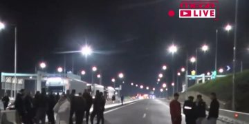 Αγρότες έκλεισαν τη νέα Εθνική Οδό Πατρών – Πύργου