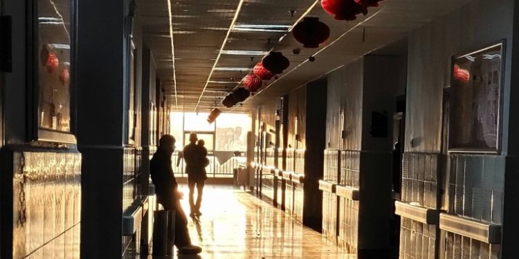 Δημογραφικό: Η πληθυσμιακή πυραμίδα Ελλήνων και αλλοδαπών – Γεννήσεις, θάνατοι και το κρίσιμο 7,1%