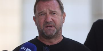 Οργισμένη απάντηση Πλακιά για την χριστουγεννιάτικη κάρτα της Hellenic Train – «Αρρωστημένη συμπεριφορά»