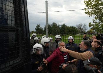 Πολεμικό κλίμα καλλιεργεί το Μαξίμου με τους αγρότες: Τρακτέρ κινείται με την όπισθεν εναντίον ΜΑΤ – Βροχή δακρυγόνων