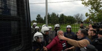 Πολεμικό κλίμα καλλιεργεί το Μαξίμου με τους αγρότες: Τρακτέρ κινείται με την όπισθεν εναντίον ΜΑΤ – Βροχή δακρυγόνων