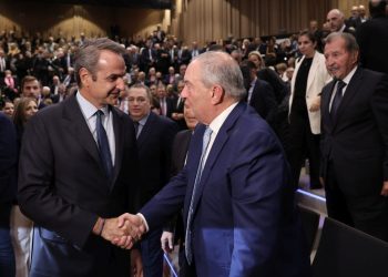 Η μητσοτακική πτέρυγα επιτίθεται ευθέως στον Καραμανλή και οδηγεί τη ΝΔ σε εσωκομματική κρίση