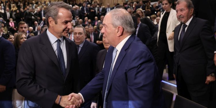 Η μητσοτακική πτέρυγα επιτίθεται ευθέως στον Καραμανλή και οδηγεί τη ΝΔ σε εσωκομματική κρίση