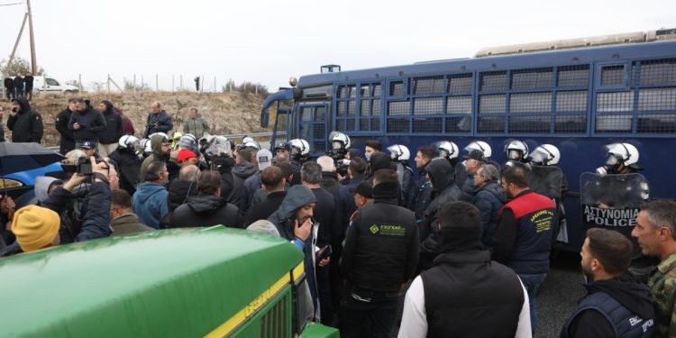 «Πυρά» κομμάτων για τις δηλώσεις Μητσοτάκη για τους αγρότες: Τους μπέρδεψε με τους «φραπέδες» και τους «χασάπηδες»