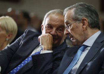 Η παράλληλη επανεμφάνιση Καραμανλή και Σαμαρά εντείνει την πίεση του Μαξίμου