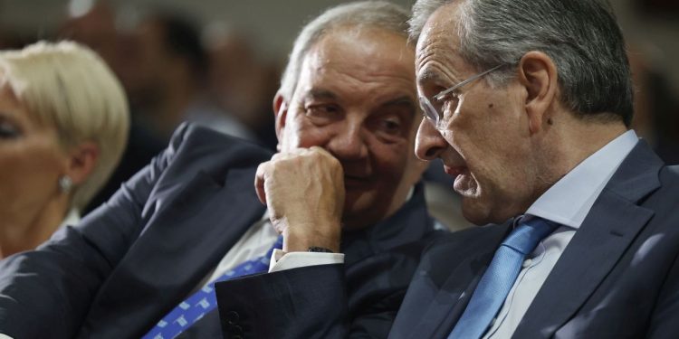 Η παράλληλη επανεμφάνιση Καραμανλή και Σαμαρά εντείνει την πίεση του Μαξίμου