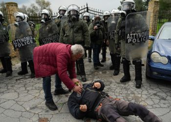 Θεσσαλονίκη: Σκηνές πανικού μετά την επίθεση με χημικά σε αγρότες στα «Πράσινα Φανάρια» – Δείτε βίντεο