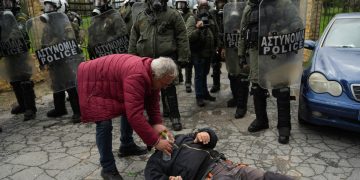 Θεσσαλονίκη: Σκηνές πανικού μετά την επίθεση με χημικά σε αγρότες στα «Πράσινα Φανάρια» – Δείτε βίντεο