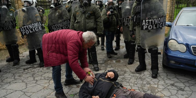 Θεσσαλονίκη: Σκηνές πανικού μετά την επίθεση με χημικά σε αγρότες στα «Πράσινα Φανάρια» – Δείτε βίντεο