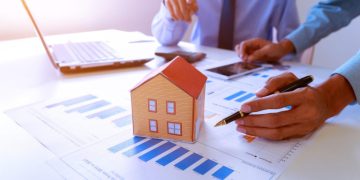 Πώς «διαβάζει» η αγορά τα κυβερνητικά μέτρα για το στεγαστικό – Τα συν, τα πλην και τα ίσως