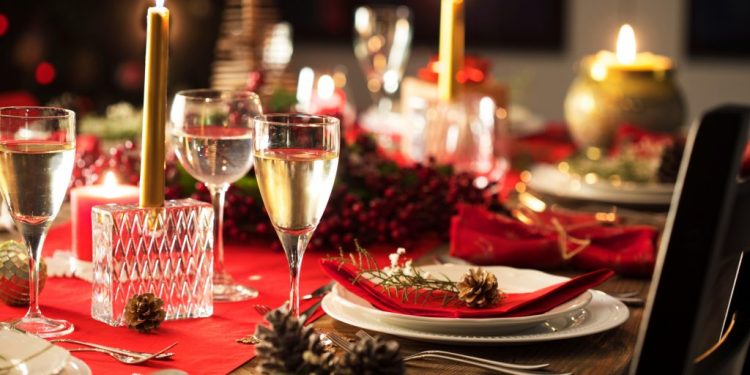 Ενώσεις Καταναλωτών: Ως 20% ευρώ ακριβότερο το χριστουγεννιάτικο τραπέζι