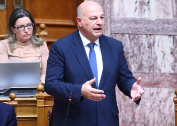 Βουλή: Έκκληση Τσιάρα στους αγρότες να αναθεωρήσουν τη στάση τους – «Πυρά» της αντιπολίτευσης