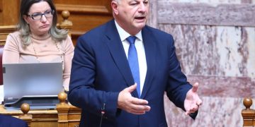 Βουλή: Έκκληση Τσιάρα στους αγρότες να αναθεωρήσουν τη στάση τους – «Πυρά» της αντιπολίτευσης