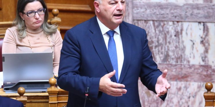 Βουλή: Έκκληση Τσιάρα στους αγρότες να αναθεωρήσουν τη στάση τους – «Πυρά» της αντιπολίτευσης