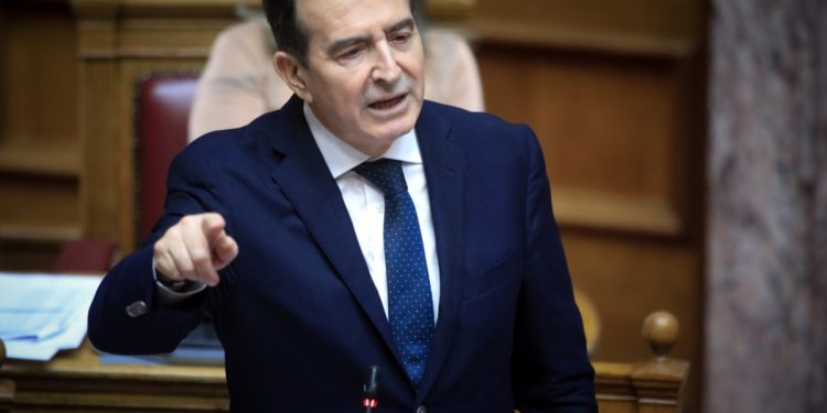 Προϋπολογισμός: «Βαφτίζει το κρέας ψάρι» ο Χρυσοχοΐδης – «Υπάρχει κάποιος τραυματίας αγρότης εδώ και 16 ημέρες;»