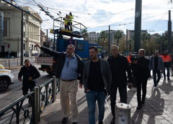 Ο Δήμαρχος Πειραιά Γιάννης Μώραλης στην έναρξη των εργασιών αποξήλωσης του δικτύου τρόλεϊ στον Πειραιά