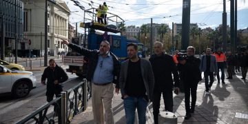 Ο Δήμαρχος Πειραιά Γιάννης Μώραλης στην έναρξη των εργασιών αποξήλωσης του δικτύου τρόλεϊ στον Πειραιά