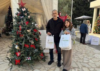 Ο Δήμαρχος Πειραιά Γιάννης Μώραλης στο Χριστουγεννιάτικο bazaar του Χατζηκυριάκειου Ιδρύματος Παιδικής Προστασίας