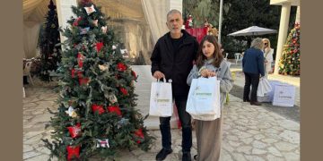 Ο Δήμαρχος Πειραιά Γιάννης Μώραλης στο Χριστουγεννιάτικο bazaar του Χατζηκυριάκειου Ιδρύματος Παιδικής Προστασίας