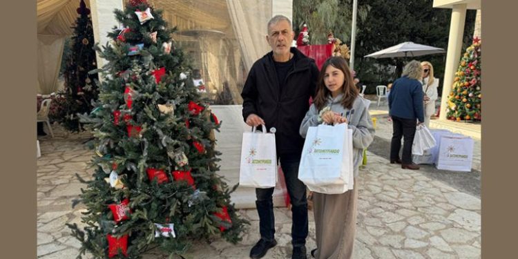 Ο Δήμαρχος Πειραιά Γιάννης Μώραλης στο Χριστουγεννιάτικο bazaar του Χατζηκυριάκειου Ιδρύματος Παιδικής Προστασίας