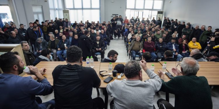 Αγρότες: Με 14 αιτήματα «επιβίωσης» πάνε στο Μαξίμου – Αντίστροφη μέτρηση για τη συνάντηση με Μητσοτάκη