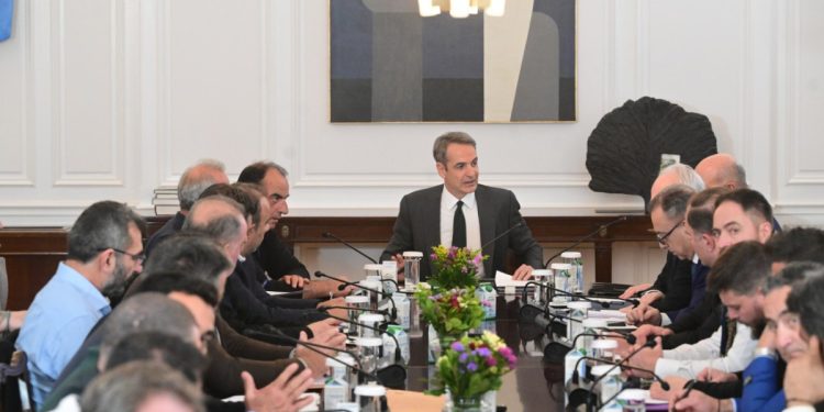 Αγρότες: «Δεν ακούσαμε τίποτα νέο, ο αγώνας συνεχίζεται» – «Η κυβέρνηση συζητάει μόνο τεχνικά ζητήματα», λέει ο Τσιάρας