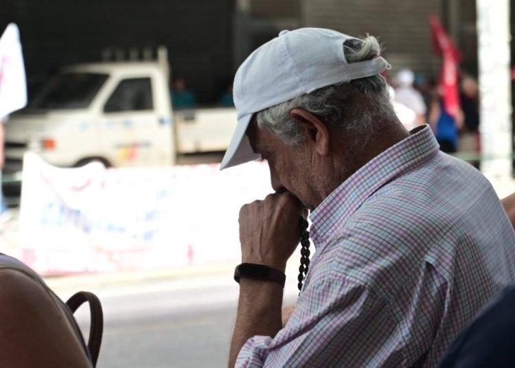 Ακρίβεια: Απόγνωση για τους συνταξιούχους που δεν… βγάζουν ούτε το 15νθήμερο
