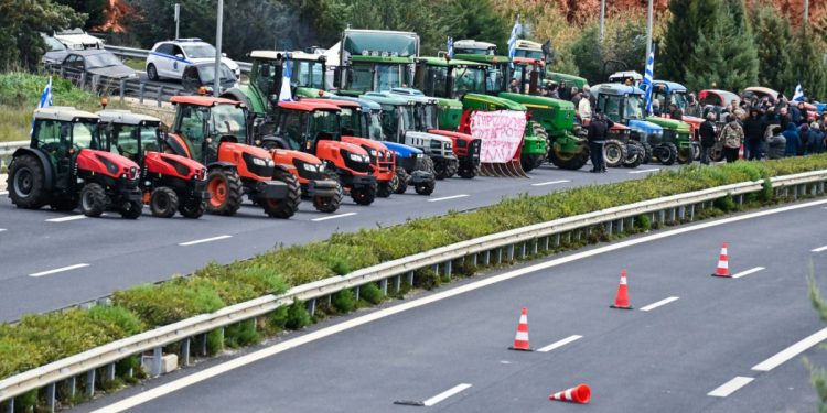 Ανοιχτοί δρόμοι, παραμονή των μπλόκων και στάση αναμονής αγροτών εν όψει της συνάντησης με Μητσοτάκη