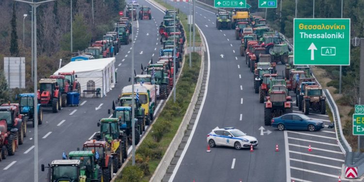 «Είμαστε χιλιάδες, δεν εκφοβιζόμαστε»: Οι αγρότες απαντούν αγωνιστικά στο τελεσίγραφο και τις απειλές της κυβέρνησης