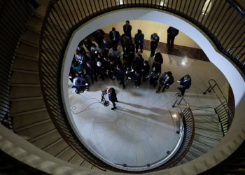 Βενεζουέλα: Τρικυμία στους Ρεπουμπλικανούς – Ο πρόεδρος της Βουλής, Μάικ Τζόνσον, ζητά «σύντομα» εκλογέ