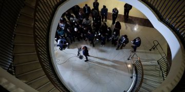 Βενεζουέλα: Τρικυμία στους Ρεπουμπλικανούς – Ο πρόεδρος της Βουλής, Μάικ Τζόνσον, ζητά «σύντομα» εκλογέ