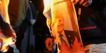 Το Ιράν άνοιξε τον εναέριο χώρο του – Ο Τραμπ ρίχνει τους τόνους