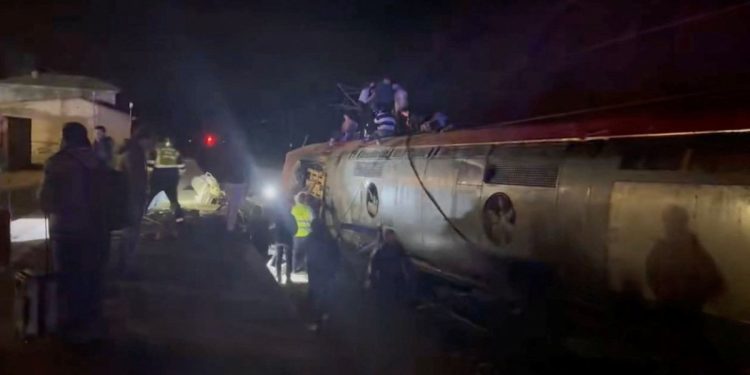 Σιδηροδρομικό δυστύχημα στην Ισπανία: Σοκαριστικά βίντεο από την τραγωδία με τους 39 νεκρούς – «Σαν να χτύπησε το τρένο σεισμός»