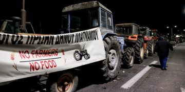 Κλιμακώνουν οι αγρότες, σκέψεις και για τρακτέρ στην Αθήνα – Με ποινές απειλεί το Μαξίμου και συναντά μόνο τους «πρόθυμους»