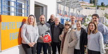 Δωρεά απινιδωτή στο Δημοτικό Κολυμβητήριο Πειραιά «Ανδρέας Γαρύφαλλος»