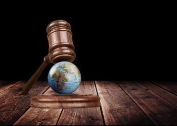 Όταν ο κόσμος γίνεται όλο και πιο χαοτικός και επικίνδυνος, είναι ακριβώς η ώρα να σχολιάσουμε και να υπερασπιστούμε τη διεθνή νομιμότητα