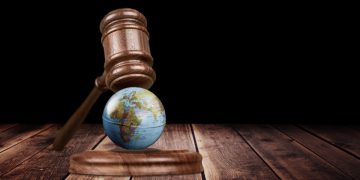 Όταν ο κόσμος γίνεται όλο και πιο χαοτικός και επικίνδυνος, είναι ακριβώς η ώρα να σχολιάσουμε και να υπερασπιστούμε τη διεθνή νομιμότητα