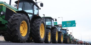 Η κυβέρνηση δεν θέλει και δεν μπορεί να ανταποκριθεί στην αγωνία της αγροτιάς – στο τέλος πάλι στη βία θα καταφύγει