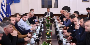 Κυριάκος κερνάει, «πρόθυμοι» πίνουν και του βιοπαλαιστή αγρότη τίποτα ουσιαστικά δεν δίνουν