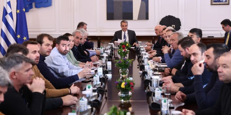 Κυριάκος κερνάει, «πρόθυμοι» πίνουν και του βιοπαλαιστή αγρότη τίποτα ουσιαστικά δεν δίνουν