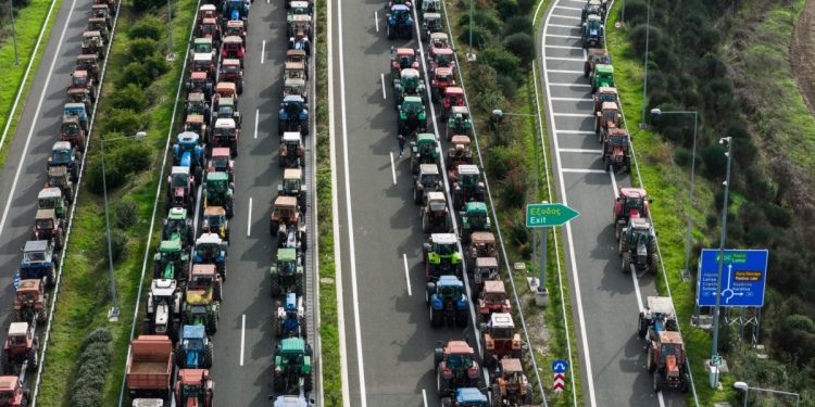 Μαξίμου: Με απειλή κυρώσεων και μετωπικές επιθέσεις κλιμακώνει τη σύγκρουση με τους αγρότες – Το αγροτικό μέτωπο «παγώνει» τον ανασχηματισμό