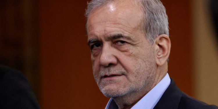 Ιράν: Ο πρόεδρος Πεζεσκιάν προειδοποιεί ότι μια επίθεση κατά του ανώτατου ηγέτη Χαμενεΐ θα ήταν κήρυξη πολέμου