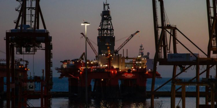 Ρωσία: Τρεις πλατφόρμες γεώτρησης χτυπήθηκαν από την Ουκρανία – Πόσο έχει πέσει η παραγωγή αργού της Μόσχας